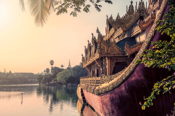 cidade de yangon em dia - shwedagon pagoda yangon sunset pagoda - fotografias e filmes do acervo