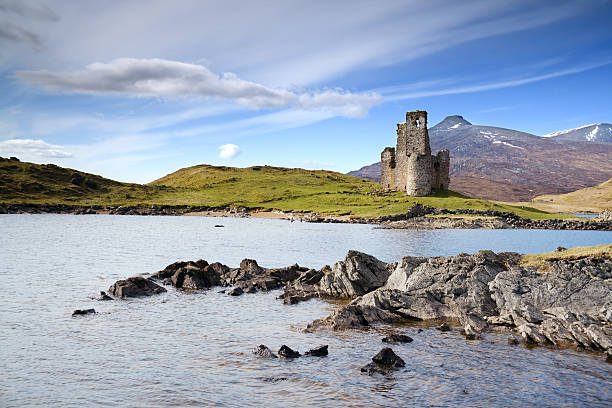 castello sul loch - loch assynt foto e immagini stock