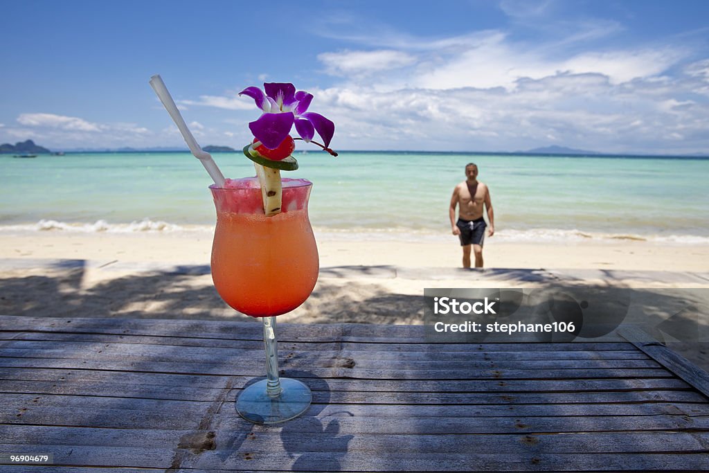 Человек с коктейль на пляже. - Стоковые фото Алкоголь - напиток роялти-фри