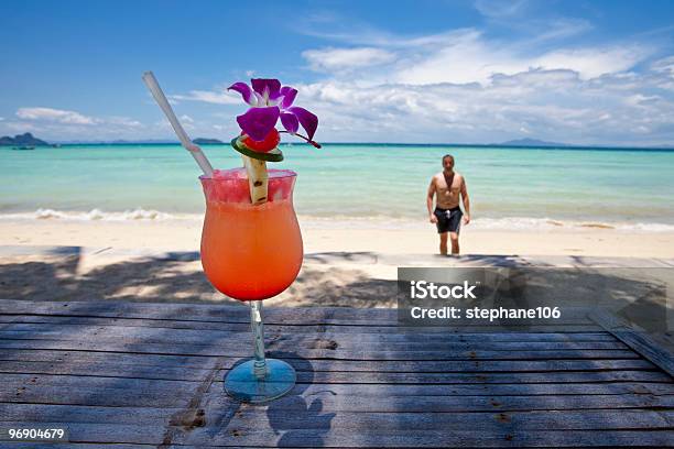 Человек С Коктейль На Пляже — стоковые фотографии и другие картинки Алкоголь - напиток - Алкоголь - напиток, Взрослый, Горизонтальный