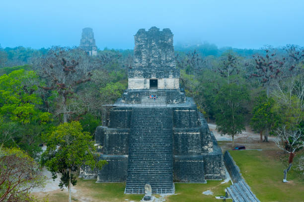 The Temple of the Masks, also called Temple of the Moon or Temple II, built in 700 AD C. el templo de las máscaras, también llamado templo de la luna o el templo ii, construido en c. 700 d.c. por la civilización maya. se encuentra en la ciudad más grande del maya clásico tardío, tikal, situado en la región de petén, guatemala.
