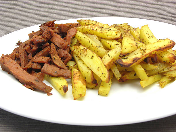 geschnetzeltes de soja y patatas fritas - geschnetzeltes fotografías e imágenes de stock