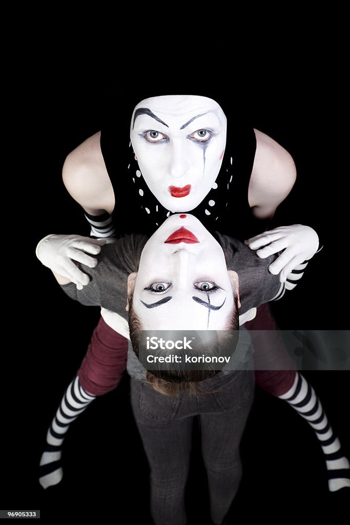 Dois mimes em fundo preto - Foto de stock de Duas pessoas royalty-free