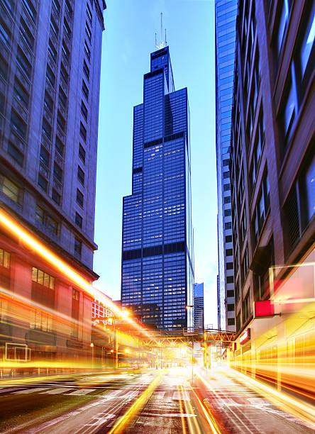 willis tower bei nacht - sears tower stock-fotos und bilder