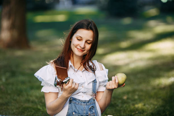 istock Pregnant woman choose between apple and chocolate 969058074