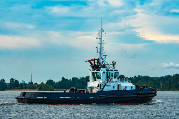 schwarz schlepper schiff im gange - piloting commercial dock harbor industrial ship stock-fotos und bilder