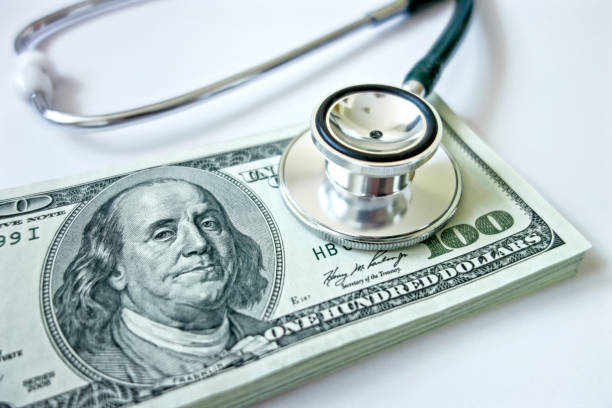 assicurazione finanziaria - currency stethoscope medicare usa foto e immagini stock