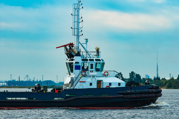 schwarz schlepper schiff im gange - piloting commercial dock harbor industrial ship stock-fotos und bilder