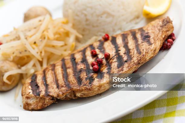 Grelhado Turquia Filete Arroz Rebentos De Soja E Legumes De Salada - Fotografias de stock e mais imagens de Almoço