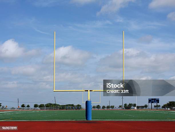 Calcio Obiettivo Post - Fotografie stock e altre immagini di Porta del football americano - Porta del football americano, Palo della porta, Attività ricreativa