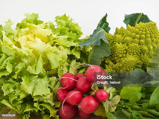 Verdura Verde E Rosso - Fotografie stock e altre immagini di Alimentazione sana - Alimentazione sana, Bianco, Broccolo