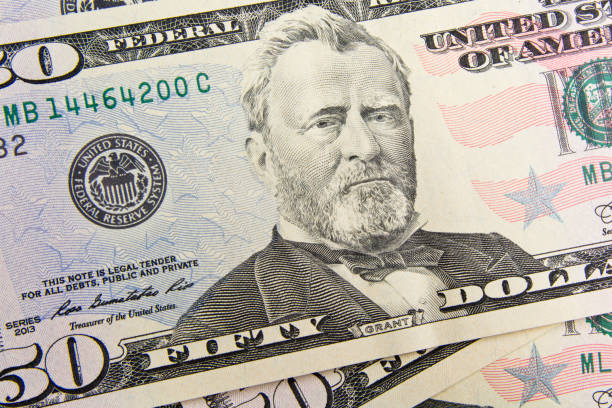 die fünfzig-dollar-schein mit einem portrait von präsident ulysses simpson grant vor. der 18. us-präsident ulysses s. grant-nahaufnahme - fifty dollar bill number 50 currency close up stock-fotos und bilder