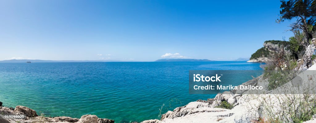 Panorama del mare azzurro limpido della Croazia vicino a Makarska - foto di stock immagine - Foto stock royalty-free di Acqua