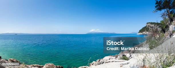 Panorama Del Mare Azzurro Limpido Della Croazia Vicino A Makarska Foto Di Stock Immagine - Fotografie stock e altre immagini di Acqua