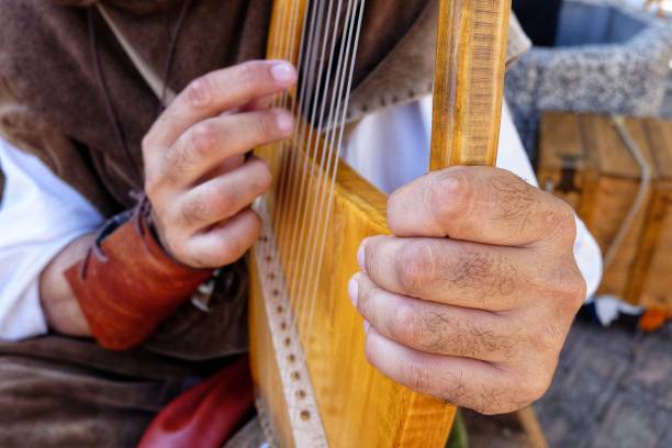 instrumento musical medieval de lira - lyre fotografías e imágenes de stock