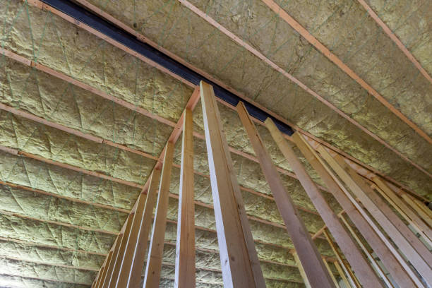 클로즈업 미래의 벽과 천장에 나무 프레임의 차가운 장벽에 대 한 절연 직원 바위 양모와 섬유 유리 절연. 편안 하 게 따뜻한 가정, 경제, 건설 및 혁신 개념. - insulation roof attic home improvement 뉴스 사진 이미지