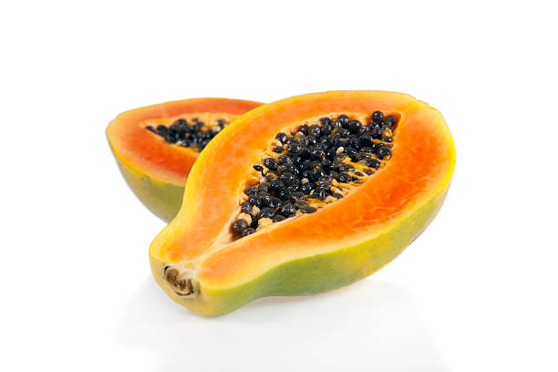 rodajas de papaya aislado sobre fondo blanco - papaya fruta tropical fotografías e imágenes de stock