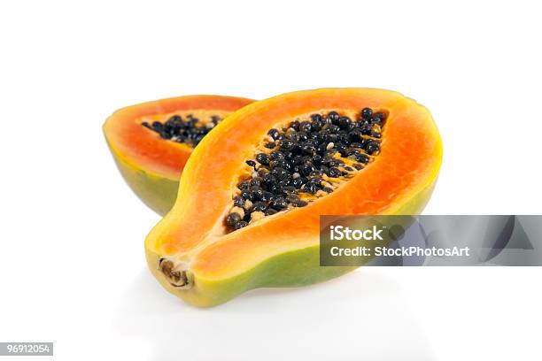 Papaya A Fette Isolato Su Sfondo Bianco - Fotografie stock e altre immagini di Papaia - Papaia, Scontornabile, Colore verde