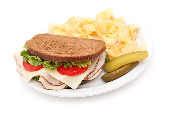 sandwich di tacchino con patatine fritte - sandwich turkey potato chip plate foto e immagini stock