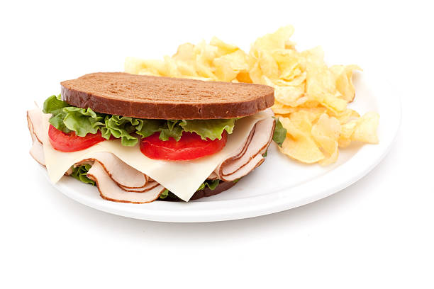 sandwich di tacchino con patatine fritte - sandwich turkey potato chip plate foto e immagini stock