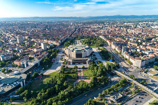 Tiro de drone amplia aérea del Palacio Nacional de la cultura en el distrito centro de la ciudad de Sofía photo