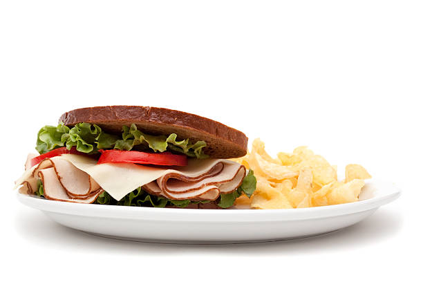 petto di tacchino sandwich con patatine fritte - sandwich turkey potato chip plate foto e immagini stock