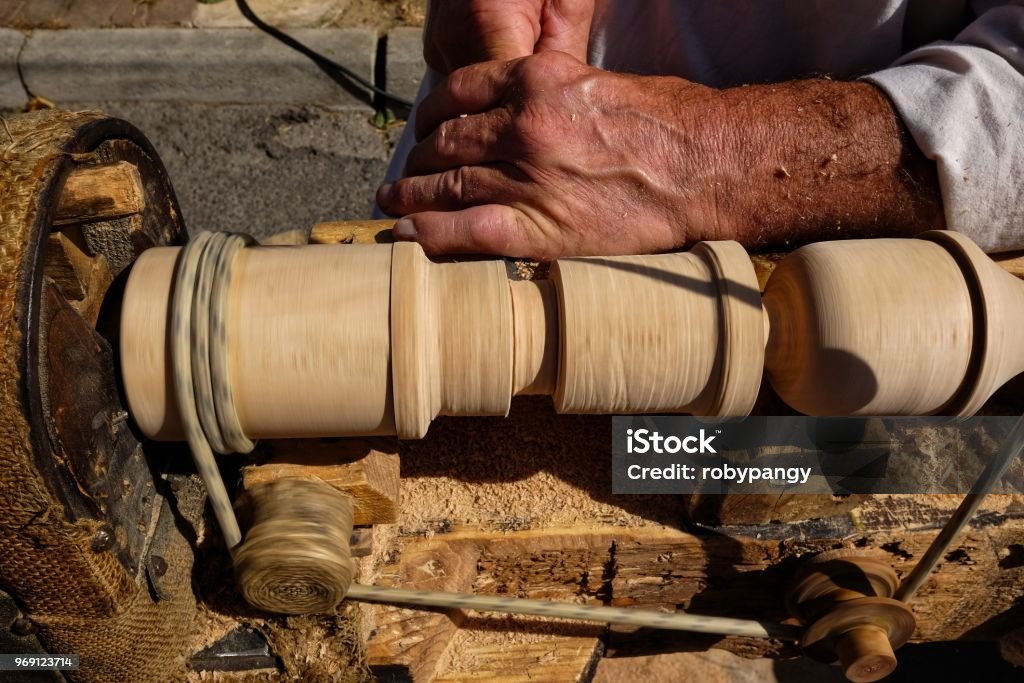 gebrek Likken ledematen Turner Met Pedaal Hout Draaibank Stockfoto en meer beelden van Ambachtsman - Ambachtsman, Antiek - Toestand, Apparatuur - iStock gebrek Likken ledematen Turner Met Pedaal Hout Draaibank Stockfoto en meer beelden van Ambachtsman - Ambachtsman, Antiek - Toestand, Apparatuur - iStock