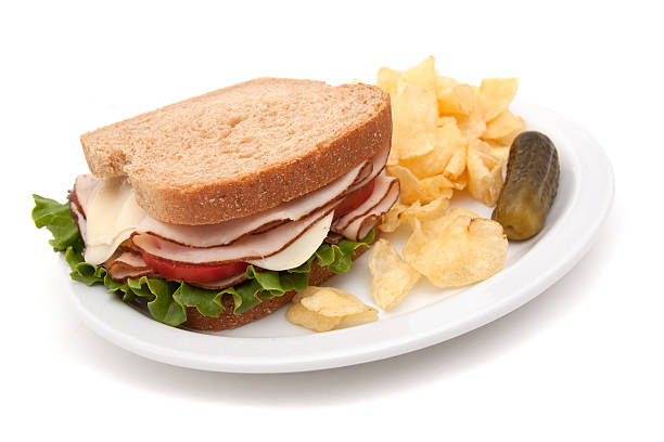 sandwich di tacchino con patatine fritte - sandwich turkey potato chip plate foto e immagini stock