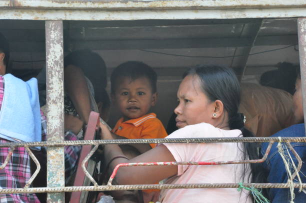 автобус, набитый людьми возле багана, мьянма (бирма). - bagan myanmar burmese culture family стоковые фото и изображения