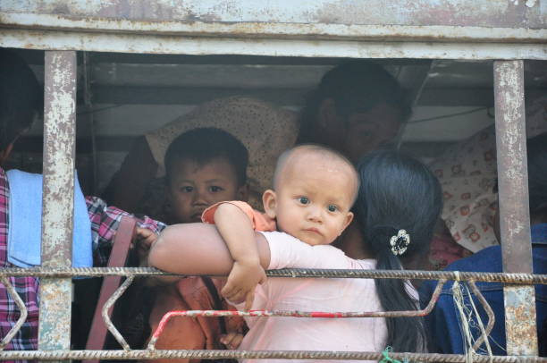 автобус, набитый людьми возле багана, мьянма (бирма). - bagan myanmar burmese culture family стоковые фото и изображения