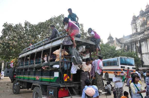 un autobús lleno de gente cerca de bagan, myanmar (birmania). - bagan myanmar burmese culture family fotografías e imágenes de stock
