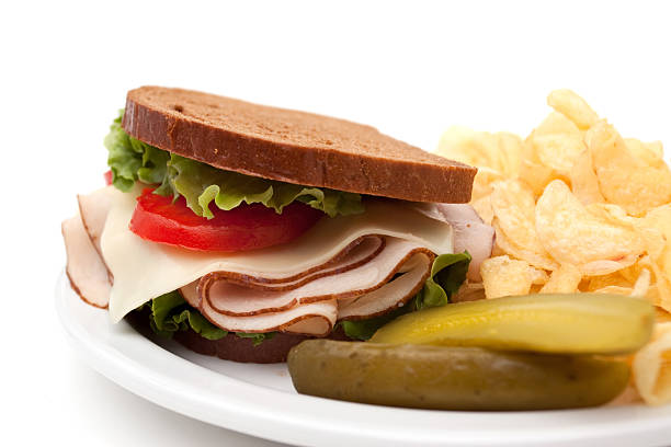 sandwich di tacchino con patatine fritte - sandwich turkey potato chip plate foto e immagini stock