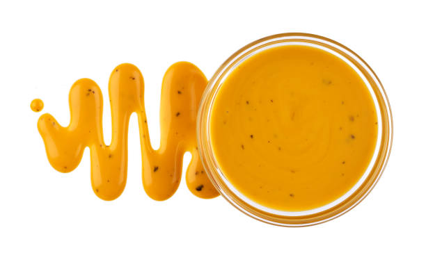 горчичный соус в миске изолирован на белом фоне. вид сверху - honey mustard стоковые фото и изображения