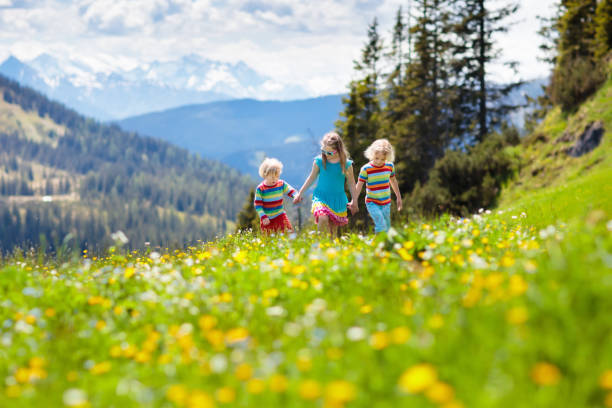 детские походы в горах альп. дети на открытом воздухе. - austria summer european alps mountain стоковые фото и изображения