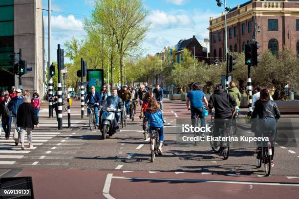Muchos Ciclistas En La Calle De Amsterdam En Países Bajos Foto de stock y más banco de imágenes de Andar en bicicleta