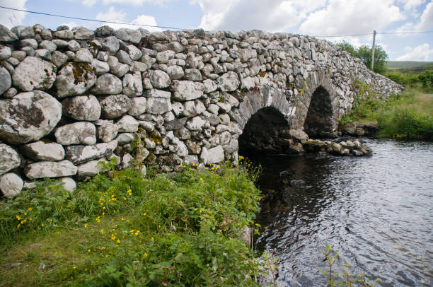 maam, connemara, county galway, köprüde 1952 filmde kullanılan "sessiz adam" - 1952 stok fotoğraflar ve resimler