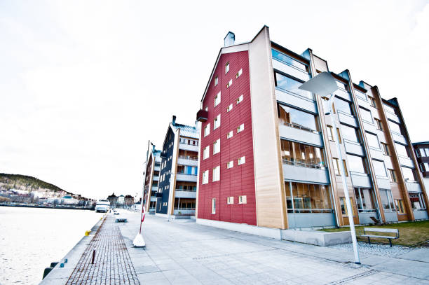 bloque de pisos europeos (urbanización) - plattenbau homes architectural detail architecture and buildings fotografías e imágenes de stock