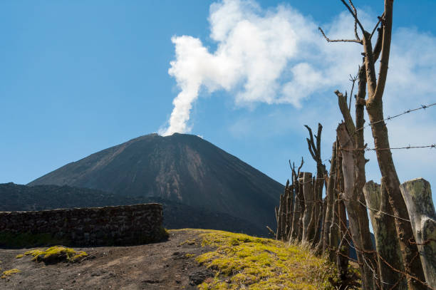 erupção de vulcão pacaya na guatemala, américa central. 2552 metros. cordilheira sierra madre, américa central. - 2552 - fotografias e filmes do acervo