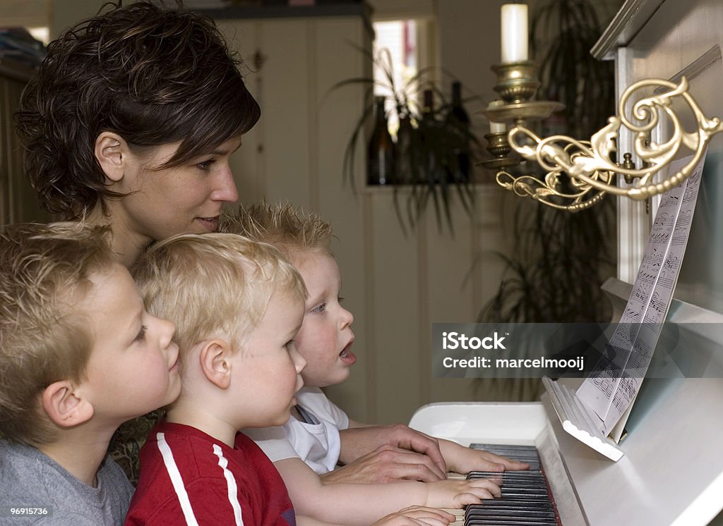 부품군 게임하기 피아노 - 로열티 프리 4 명 스톡 사진
