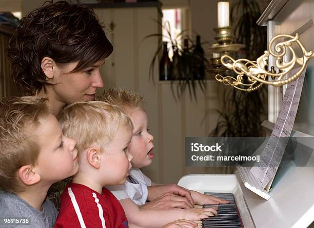 Família Jogando Piano - Fotografias de stock e mais imagens de Adulto - Adulto, Carinhoso, Criança