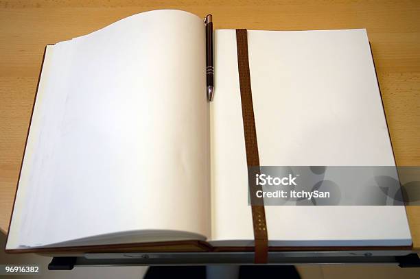 Livro Aberto Com Páginas Em Branco - Fotografias de stock e mais imagens de Livro de Visitas - Livro de Visitas, Aberto, Branco