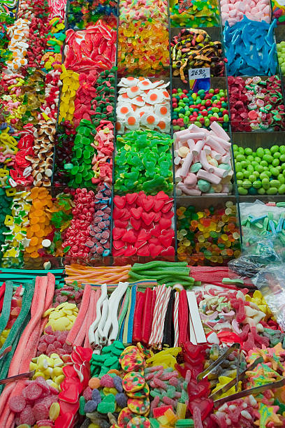 caramelle colorate in un mercato - kalorienbombe foto e immagini stock