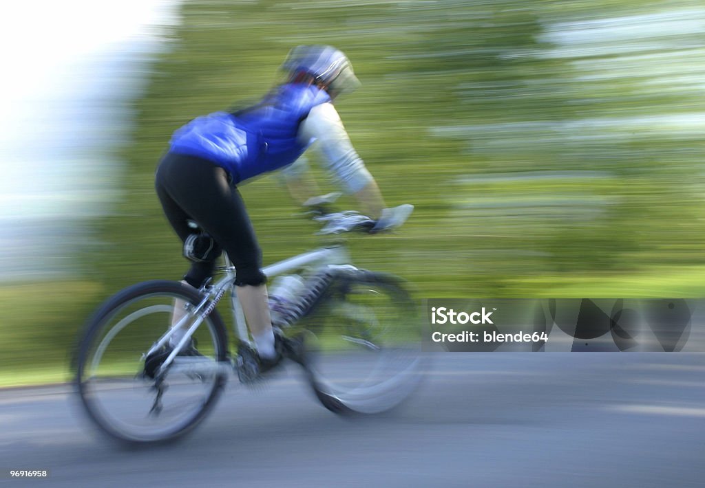 Ciclismo de montaña femenino - Foto de stock de Actividades recreativas libre de derechos