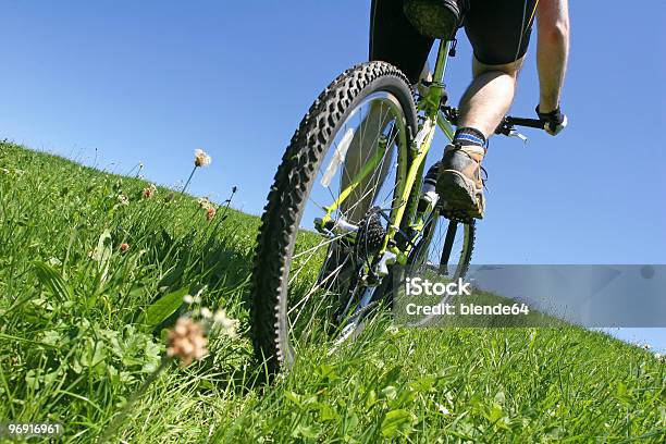 Cuesta Arriba Foto de stock y más banco de imágenes de Bicicleta - Bicicleta, Actividades recreativas, Actividades y técnicas de relajación