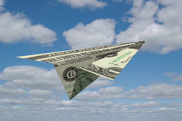 Papel Aiirplane hecho de dinero - foto de stock