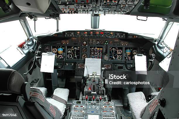 Cockpit De Um Avião Commertial - Fotografias de stock e mais imagens de Cabine de Piloto de Avião - Cabine de Piloto de Avião, Avião Comercial, Assento de Veículo