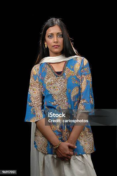 Indische Frau In Traditioneller Kleidung Stockfoto und mehr Bilder von Sari - Sari, Asien, Attraktive Frau