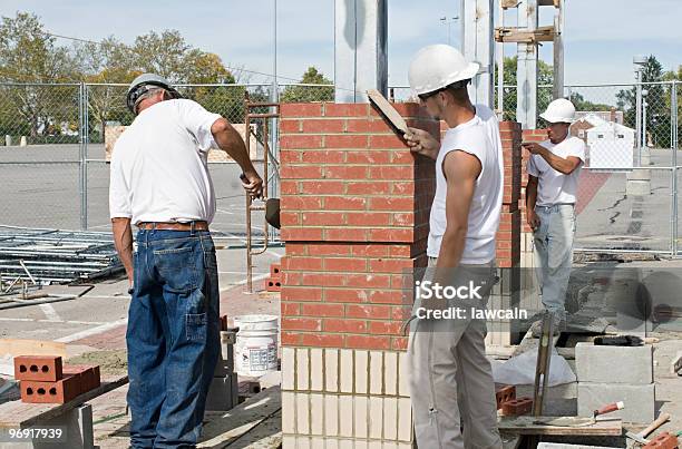 Il Brickwork Dettagli - Fotografie stock e altre immagini di Manovale - Manovale, Collega, Tre persone