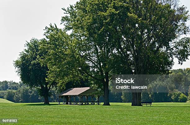 Área De Piquenique - Fotografias de stock e mais imagens de Ao Ar Livre - Ao Ar Livre, Banco - Assento, Banco de Parque