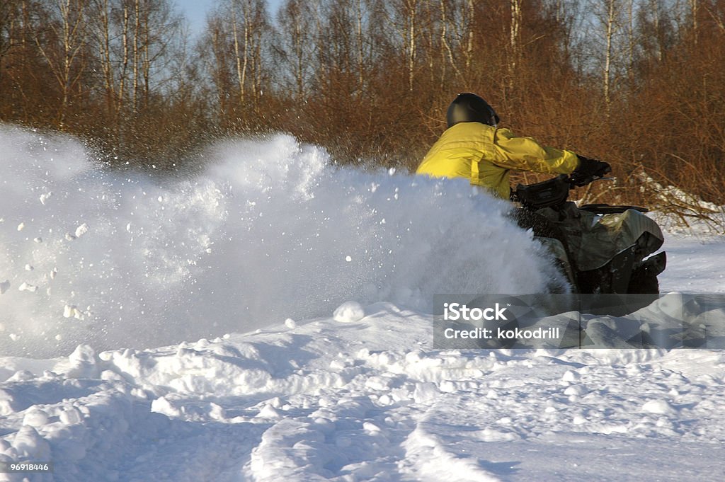 all terrain veicolo in movimento in inverno - Foto stock royalty-free di Neve